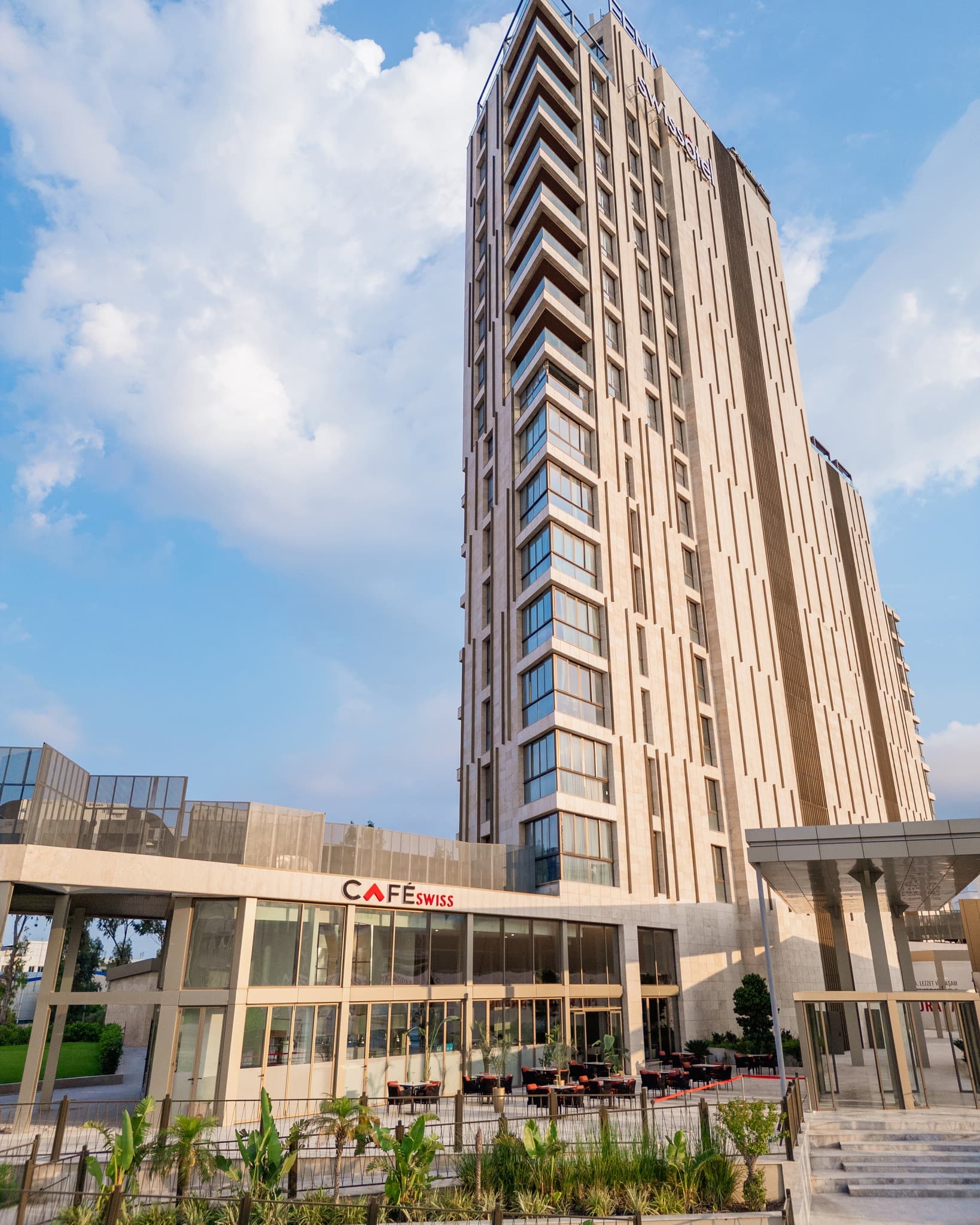 Fenix Center AVM kulesi ve giriş katındaki kafe terası, açık gökyüzü altında