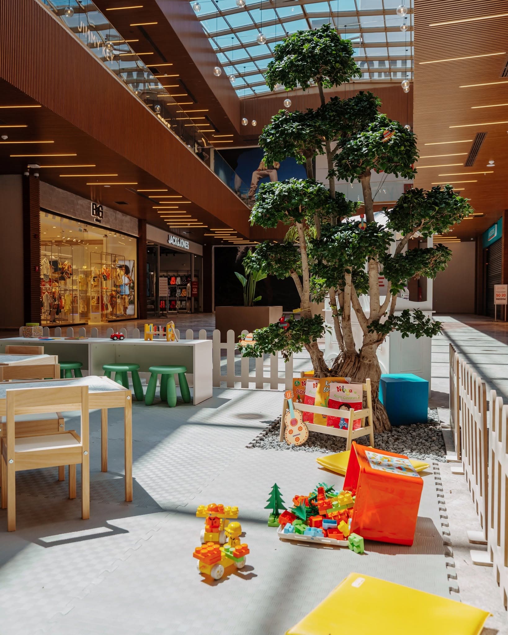 Fenix Center AVM atriumunda çocuk oyun alanı
